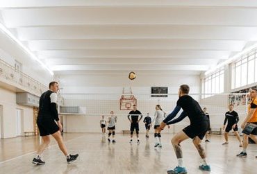 Indoor vs. Outdoor Volleyball: Which is Safer?
